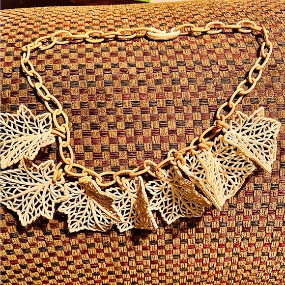 Vintage celluloid leaf necklace. Fantastic! Pristine! - Picture 2 of 7